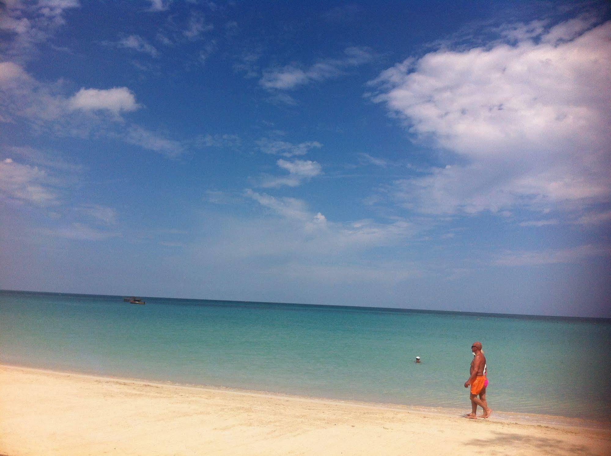 Roots Bamboo Beach Resort Negril Bagian luar foto
