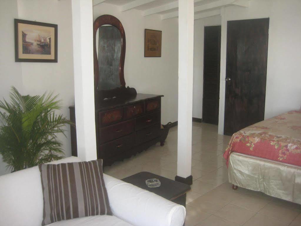 Roots Bamboo Beach Resort Negril Bagian luar foto