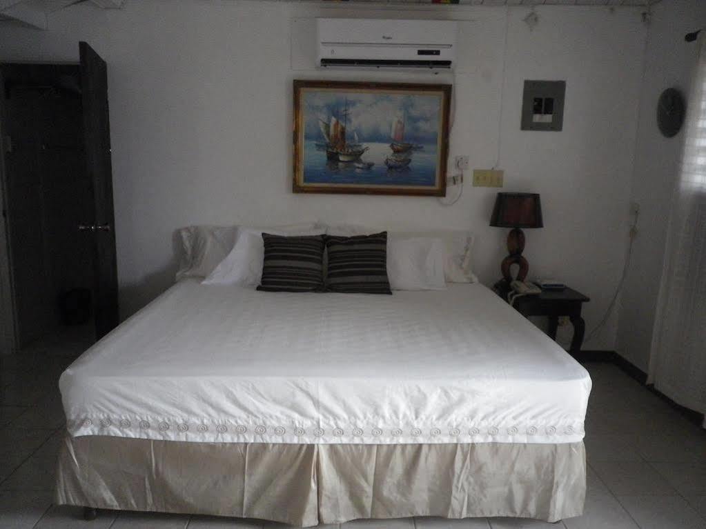 Roots Bamboo Beach Resort Negril Bagian luar foto