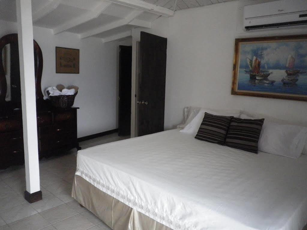 Roots Bamboo Beach Resort Negril Bagian luar foto
